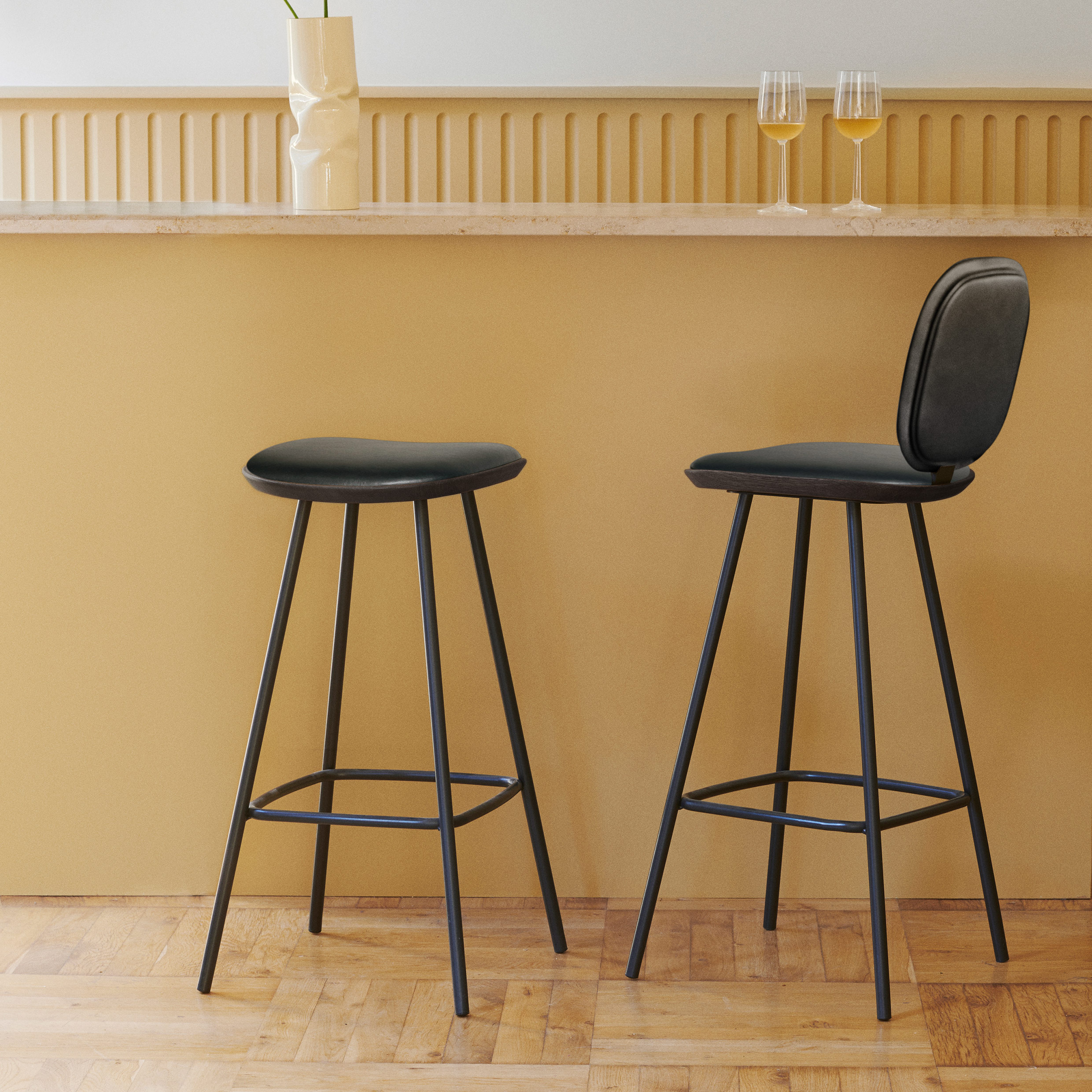 BRDR. KRÜGER // PAULINE - BAR STOOL WITH BACK | BLACK 