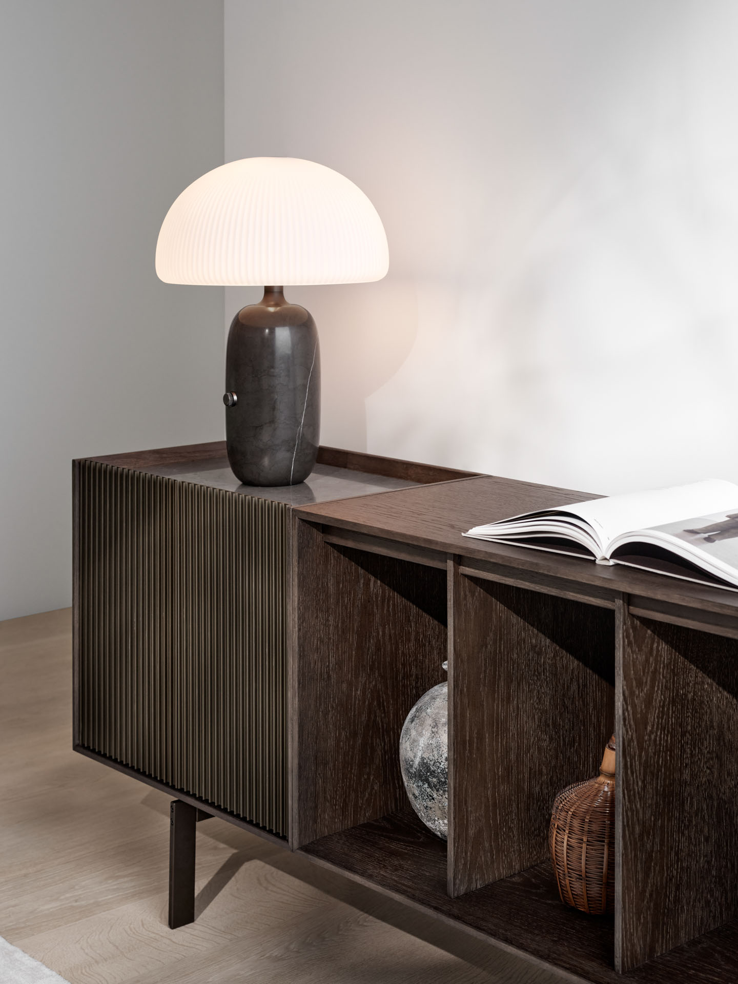 VIPP 675 // Schrank H6 - Korpus Eiche dunkel, Türen Aluminium dunkel eloxiert, Marmor Pietra Grau VIPP 675 // Schrank H6 - Korpus Eiche dunkel, Türen Aluminium dunkel eloxiert, Marmor Pietra Grau