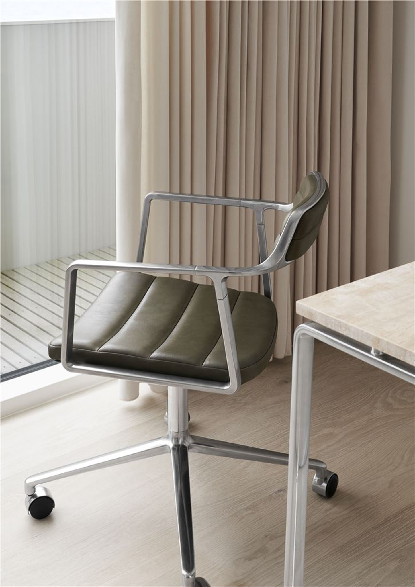 VIPP 452 // SWIVEL CHAIR - BOSCO GREEN, POL. FRAME, CASTORS