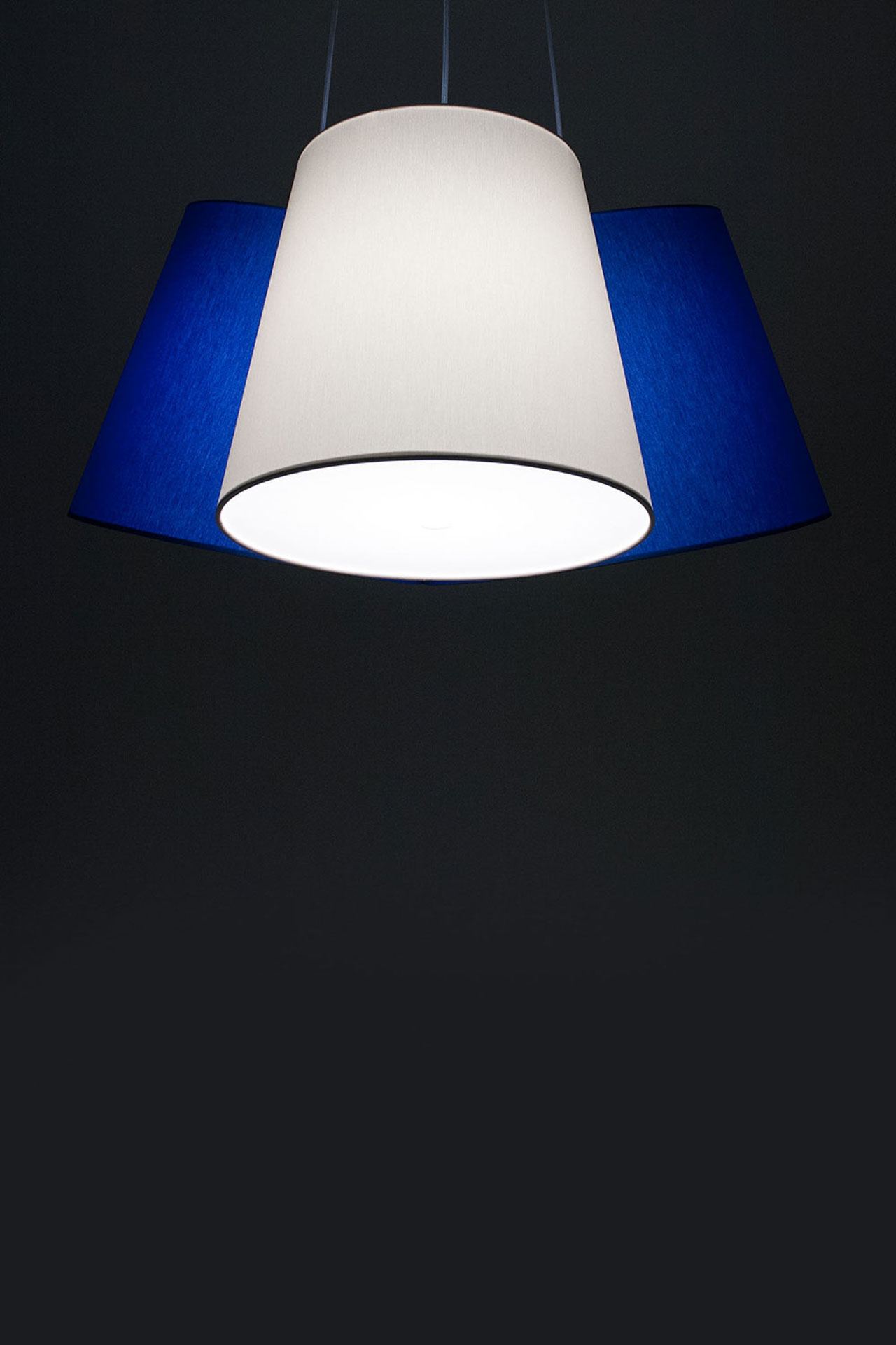 frauMaier // Cluster (3 shades) - Pendelleuchte, blau frauMaier // Cluster (3 shades) - Pendelleuchte, blau