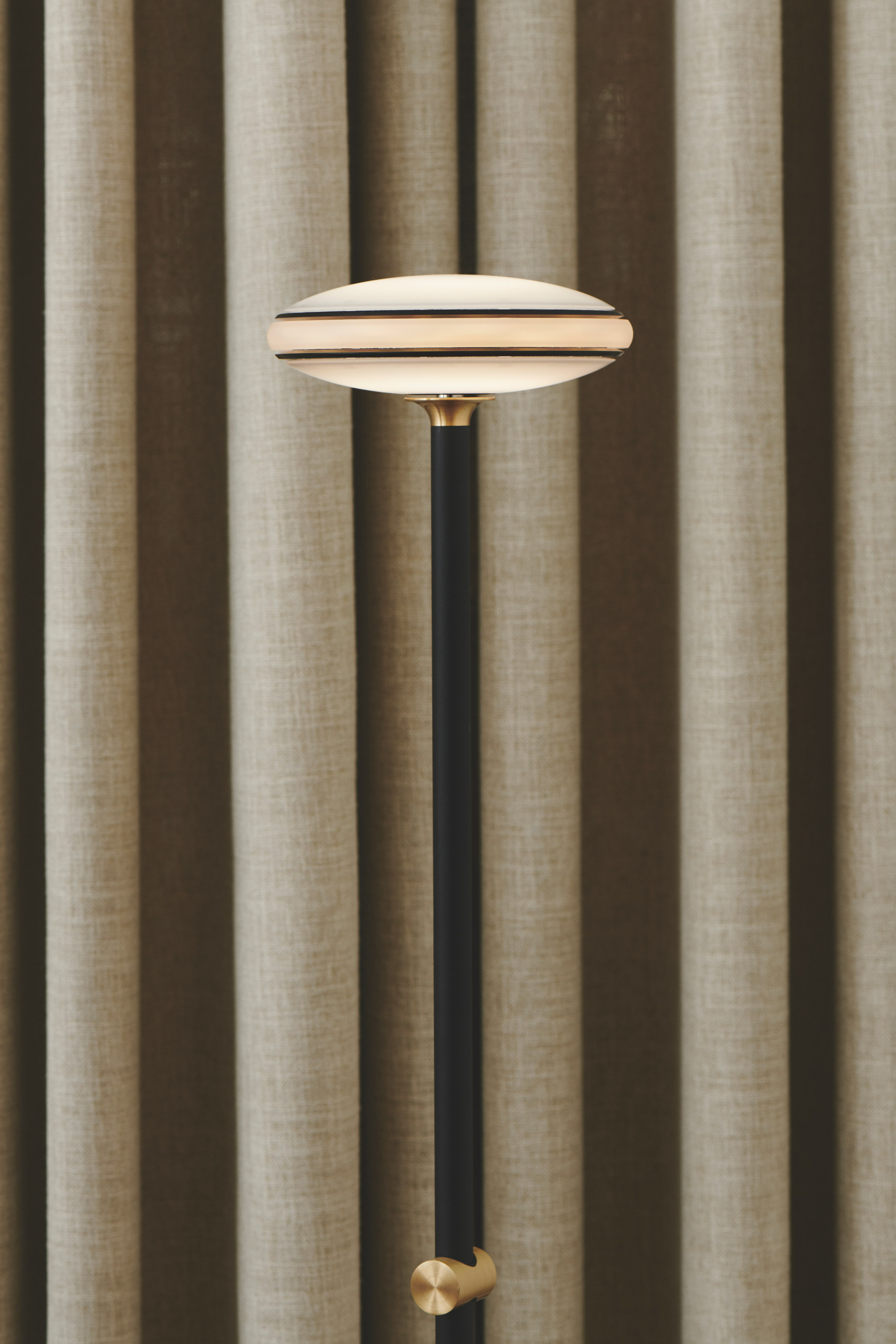 SHADE // ØS1 - FLOOR LAMP | SMART LED LIGHT - WITHOUT REMOTE CONTROL - BLACK