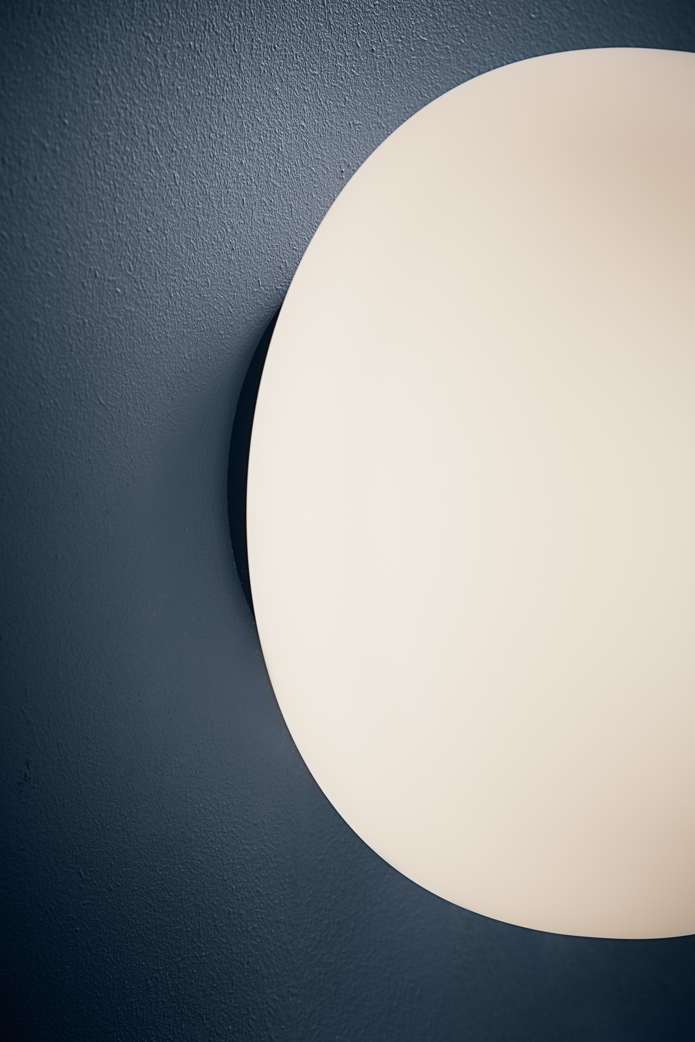 FRANDSEN // SUPERNATE WALL LAMP Ø28 EU - OPAL WHITE/BLACK