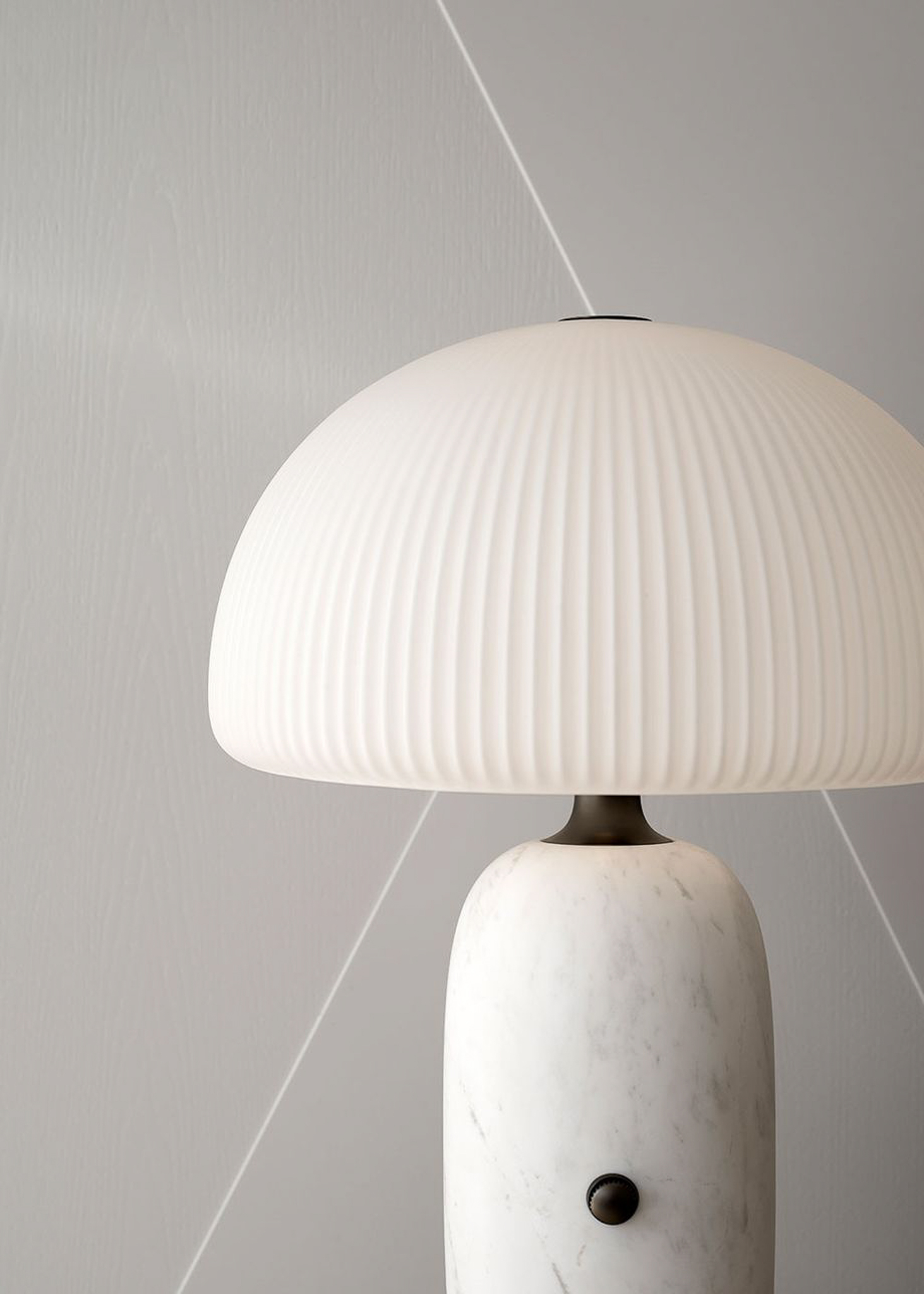 VIPP 592 // SCULPTURE TABLE LAMP | WHITE