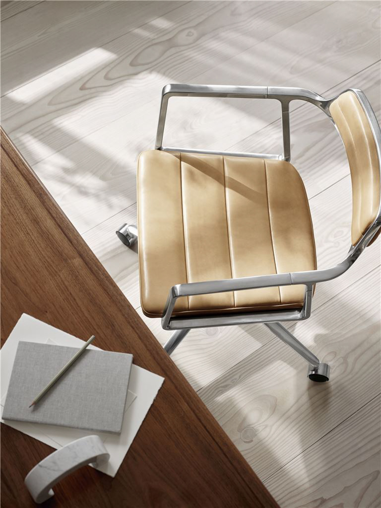 VIPP 452 // SWIVEL CHAIR - LEATHER SAND, POL. FRAME, CASTORS