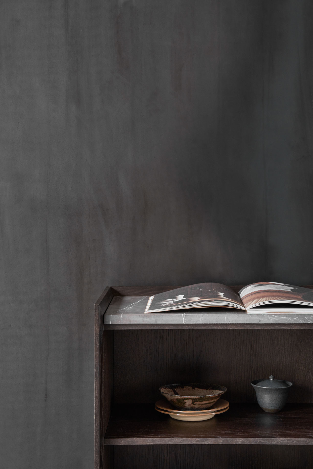 VIPP 675 // Schrank H6 - Korpus Eiche dunkel, Türen Aluminium dunkel eloxiert, Marmor Pietra Grau VIPP 675 // Schrank H6 - Korpus Eiche dunkel, Türen Aluminium dunkel eloxiert, Marmor Pietra Grau